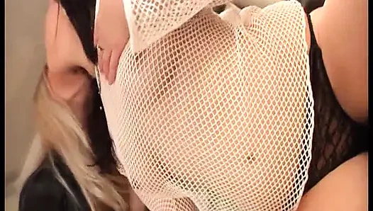 Ateşli Kızlar Vahşi BDSM Seanslarında Domine Ediyor