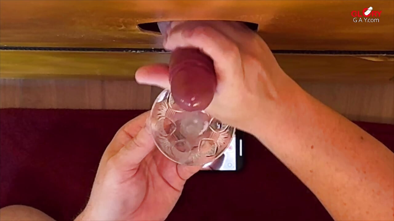 Ayah memukul gloryhole: Pistonnya yang tebal memenuhi gelas - dan kemudian aku menyemprotkannya dengan nafsu