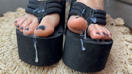 Platform sandalen footjob - bedekt met een enorme lading sperma