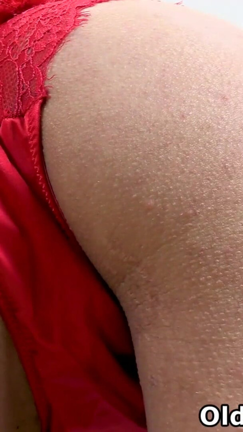 British mature Kimberly Scott enjoys it when you watch her masturbate | Clip 1