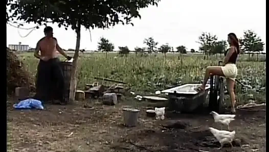 Eifrige schlampe fickt draußen ihren arsch mit einem älteren schwanz