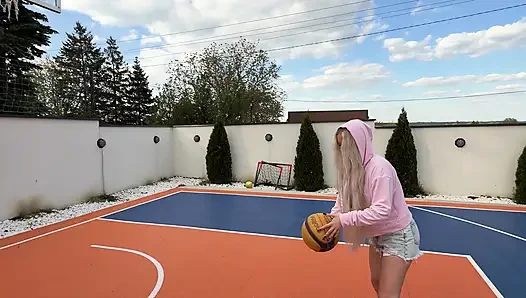 Topu çembere atmak istedi ama her şey poposuna boşalma ile bitti.