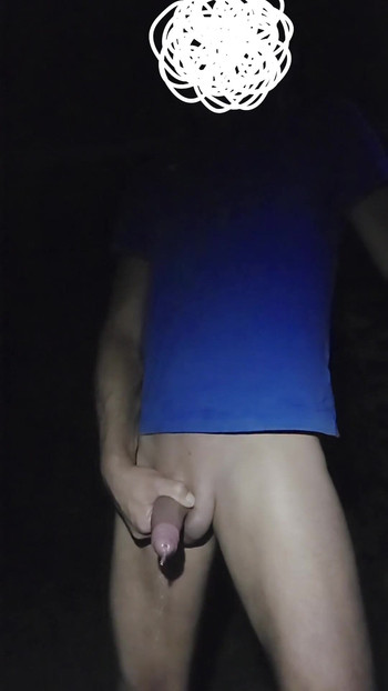来自“有史以来最大的小便”的史诗时刻。以前从未见过。巨大的小便。苗条的男孩撒尿了一大堆温暖的小便”