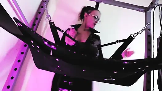 Fetiş dominatrix eva lateks topuklu ayakkabılar tek başına eş değiştirme kadın egemenliği bdsm sapık gözlüklü olgun sahibe