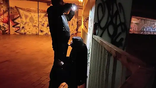 Hure degradiert im parkhaus