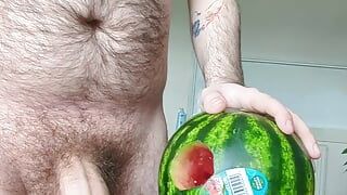 Masturbando usando uma melancia