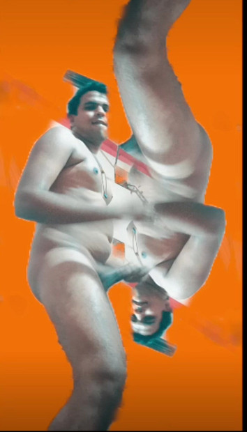 Budak bogel cuba berseronok dengannya dengan kesan ini yang anda mesti nikmati.
