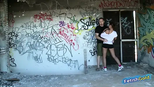 Горячая жена наблюдает, как ее муж трахает юную крошку-блондинку