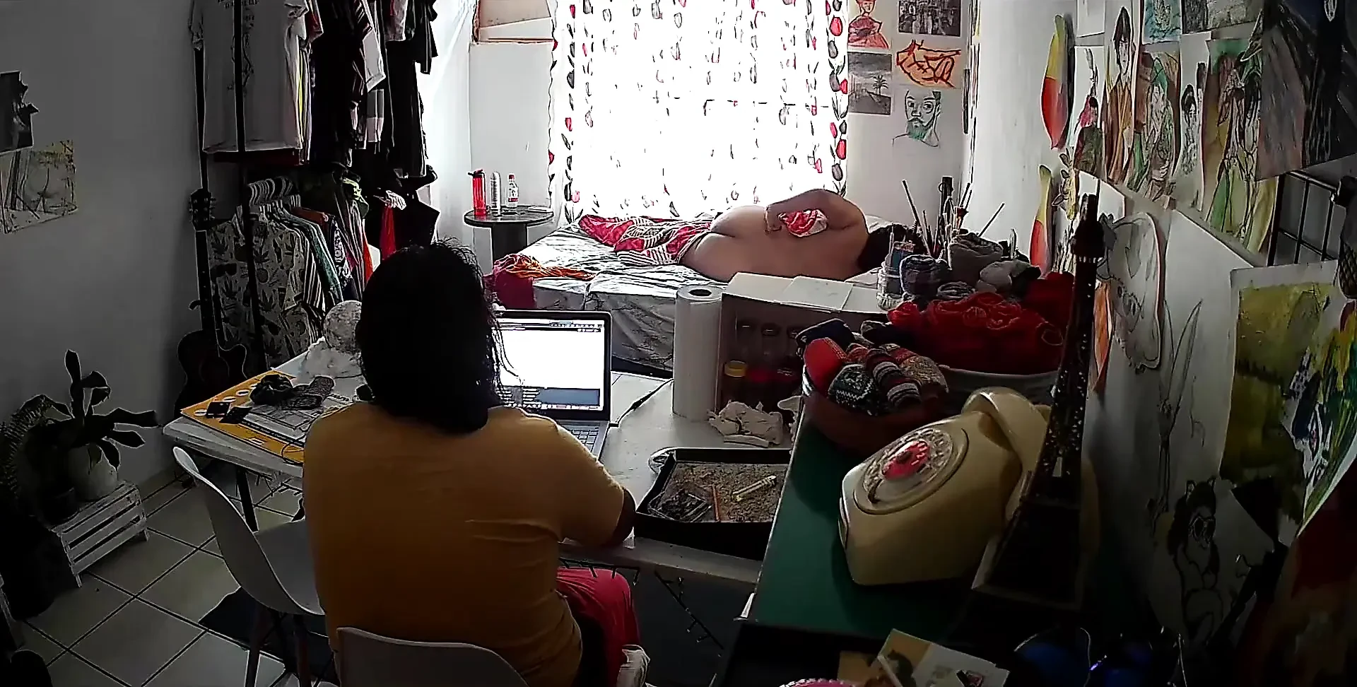 在家庭办公室工作时对继女的继父