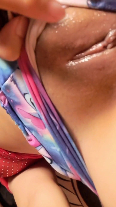 مؤثر يحصل على أصابعها في بوسها الغني وثديها الكبير | مقطع 1