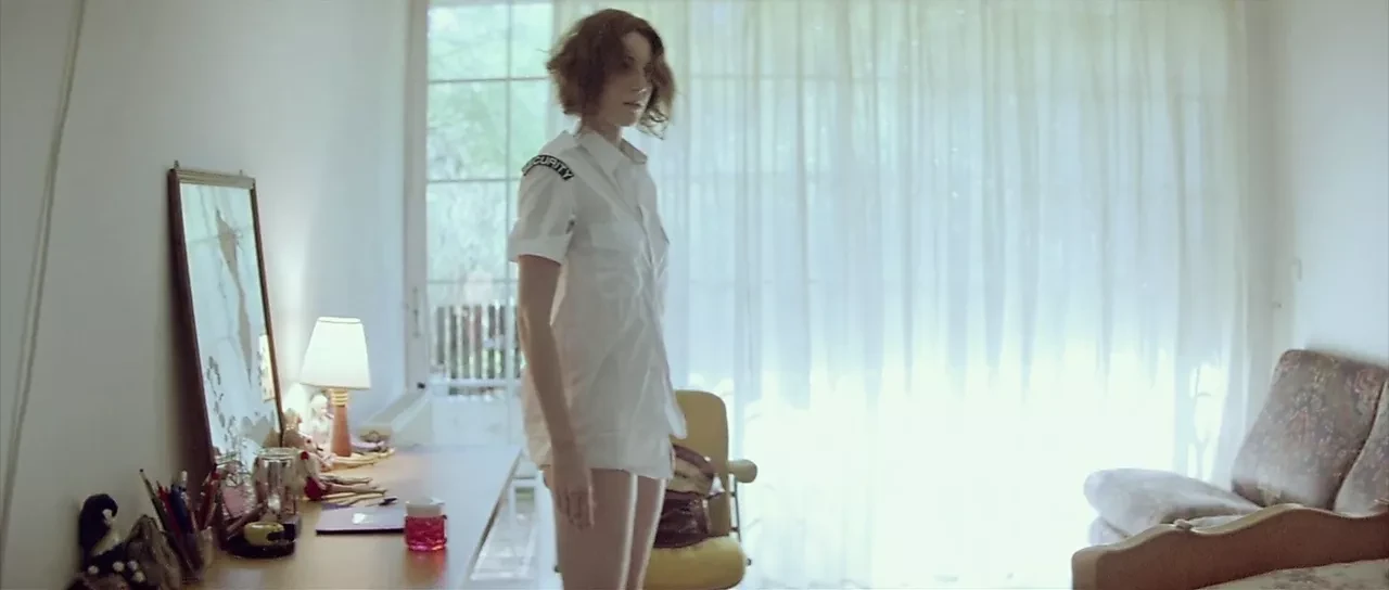 Dogtooth - kynodontas (2009) 014 anna kalaitzidou