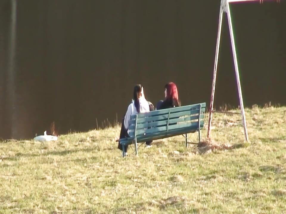 Hete brunette wordt gebeft en gevingerd door een oudere man buitenshuis