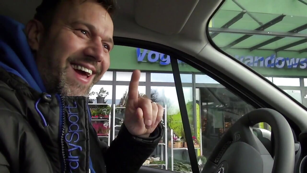 Tante seksi rambut pirang nyepong kontol ngaceng di dalam mobil