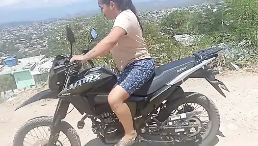 Tetanggaku gagal ngentot motor tapi dia nggak gagal melucuti kontolku dari celananya!