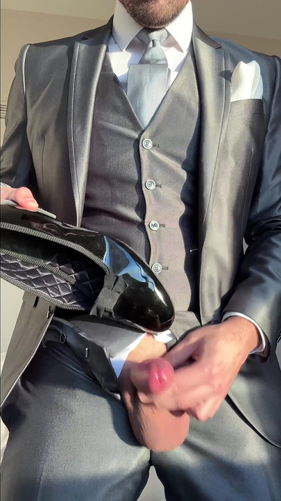 Mladoženja u odijelu u hotelskoj sobi