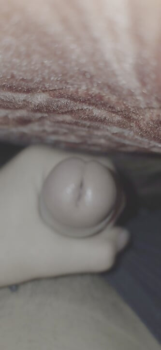 Un garçon desi sexy fait une branlette la nuit