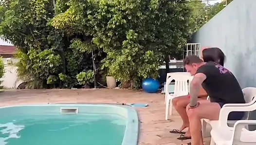 Pria yang sudah menikah selingkuh dari istrinya sama wanita lain di pesta kolam renang saat suaminya lagi nggak fokus.