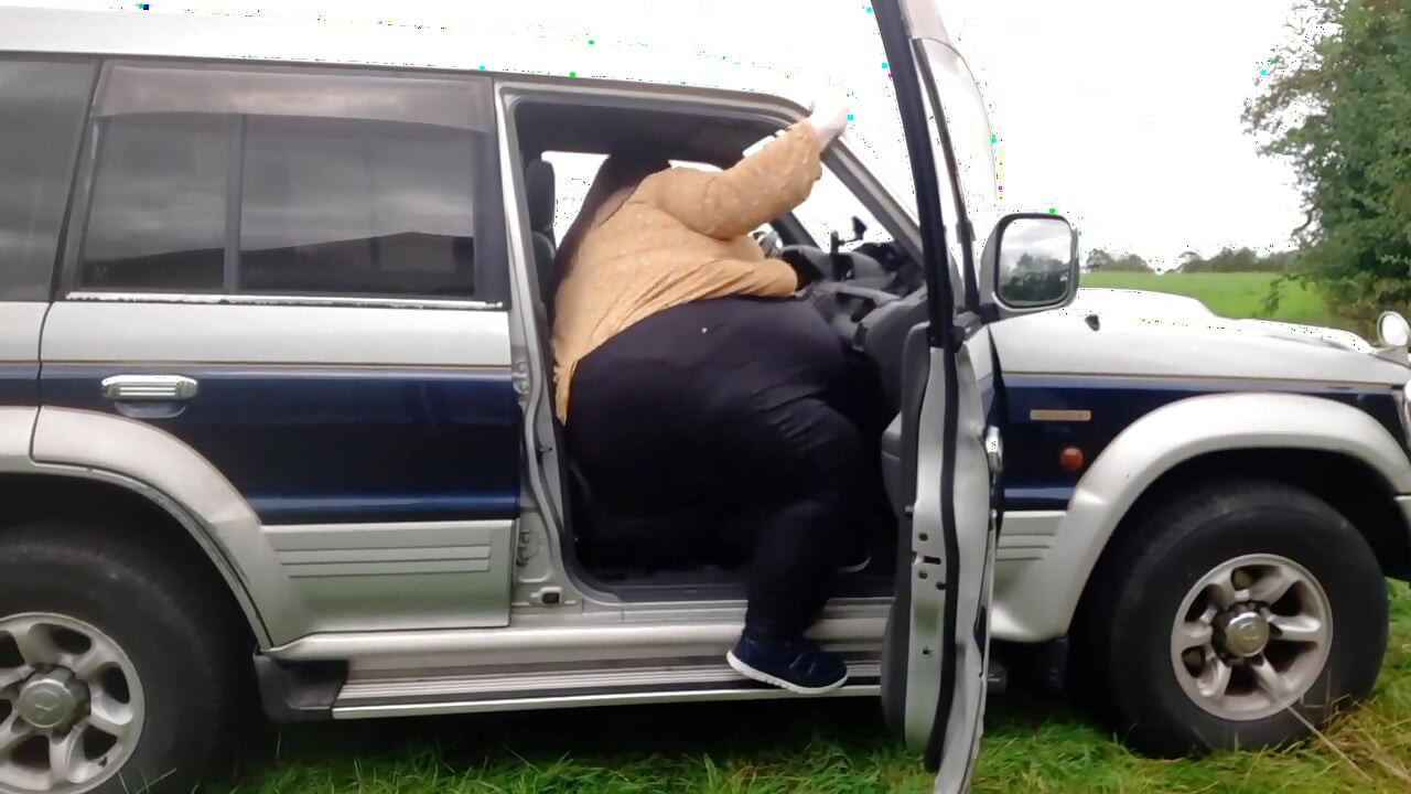 Fată mare și țâțoasă cu probleme mari cu mașina