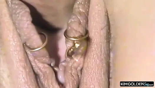 Leidenschaftlicher Oralverkehr mit kurviger Bruenetten