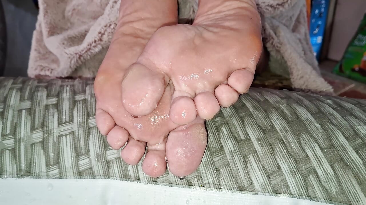 My girlfriends' cute wet feet teasing me in the hot tub