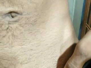 Indyjski twink usuwa włosy z penisa