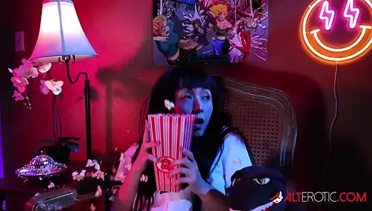 Marica Hase film izlerken tahrik oluyor