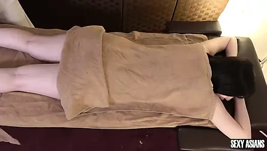 Pelanggan super semok ini nggak bisa kontolku saat pijatannya bikin sange berat