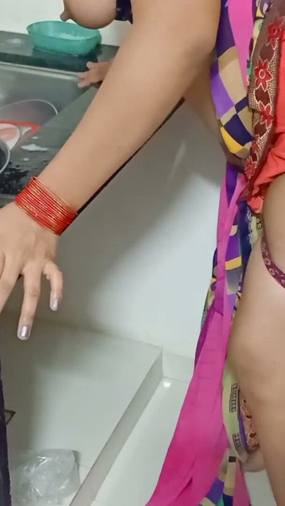 Bartan dho rahi hai andar bai are muze pani pina hai | Clip 1