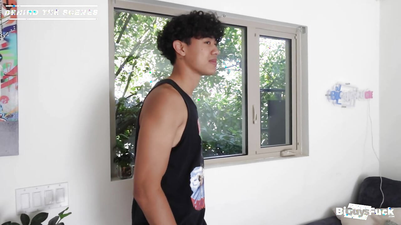 Première vidéo nerveuse pour Dillion. Plaisir sexuel bi :)