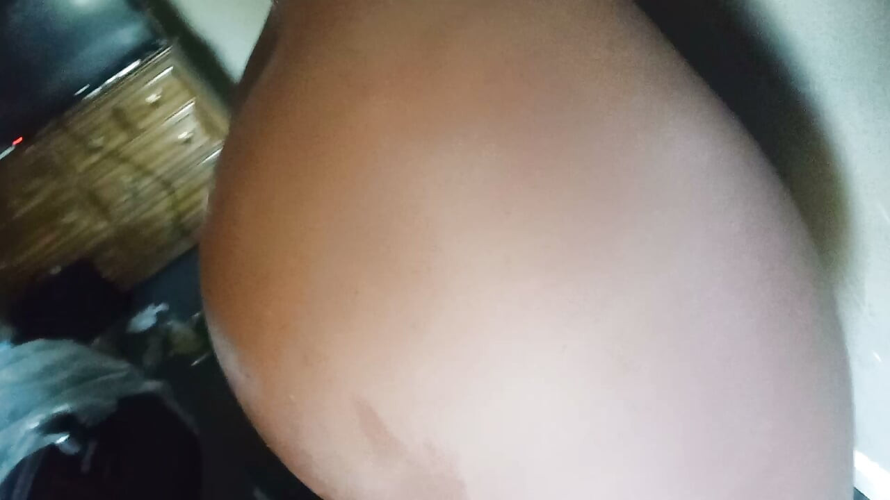 "Slippery When Wet" Passando 'Óleo Corporal' por Toda Essa Bunda Preta Gigante!!