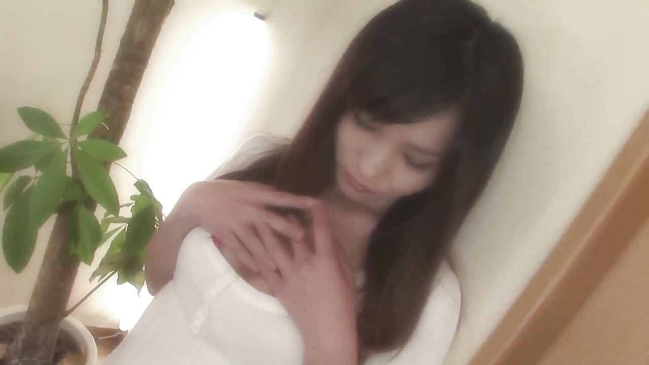 Japońska nastolatka zostaje rozciągnięta i wiercona zabawkami erotycznymi