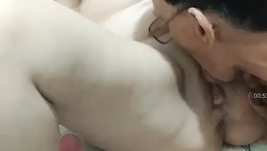 Menggosok memeknya yang basah untuk menyemprotkannya
