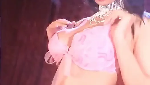 Pemotretan pakaian dalam pink menampilkan tera patrick