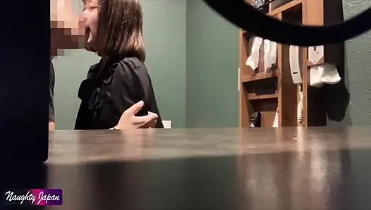 Busty Net Café Schönheit mit leuchtenden Augen zieht in einem schnellen, wilden privaten Moment Blicke auf sich