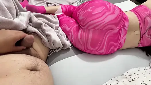 Sıkı taytlı büyük götlü ateşli Hintli üvey kız kardeş, derin gırtlak yoğun bakış açısı dölleme