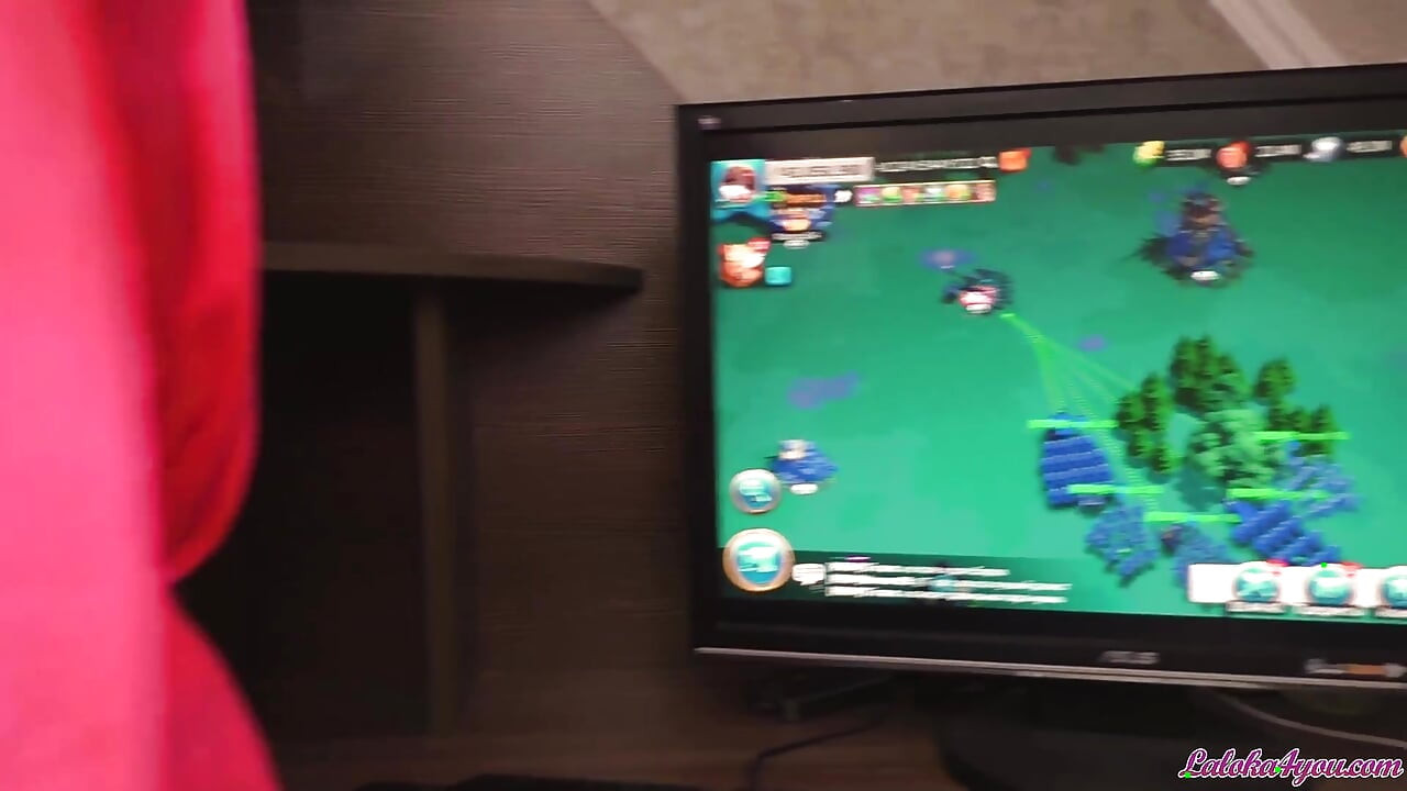 Teen distracted boyfriend from playing PC with a sensual blowjob