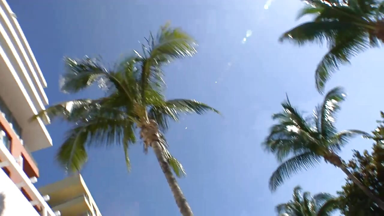 Bari gand vali kale bal vali apni choot ke andar achchha lnd leti hai