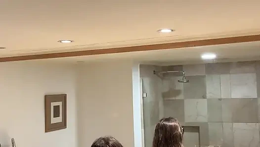 Edepsiz ayna duşa gelene kadar beni izleyip azdırıyor