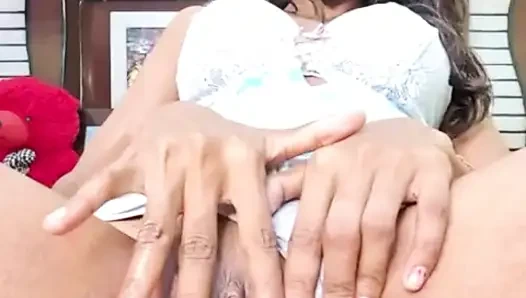 Istri hot indiaku lagi asik muasin memeknya pakai mainan seks online