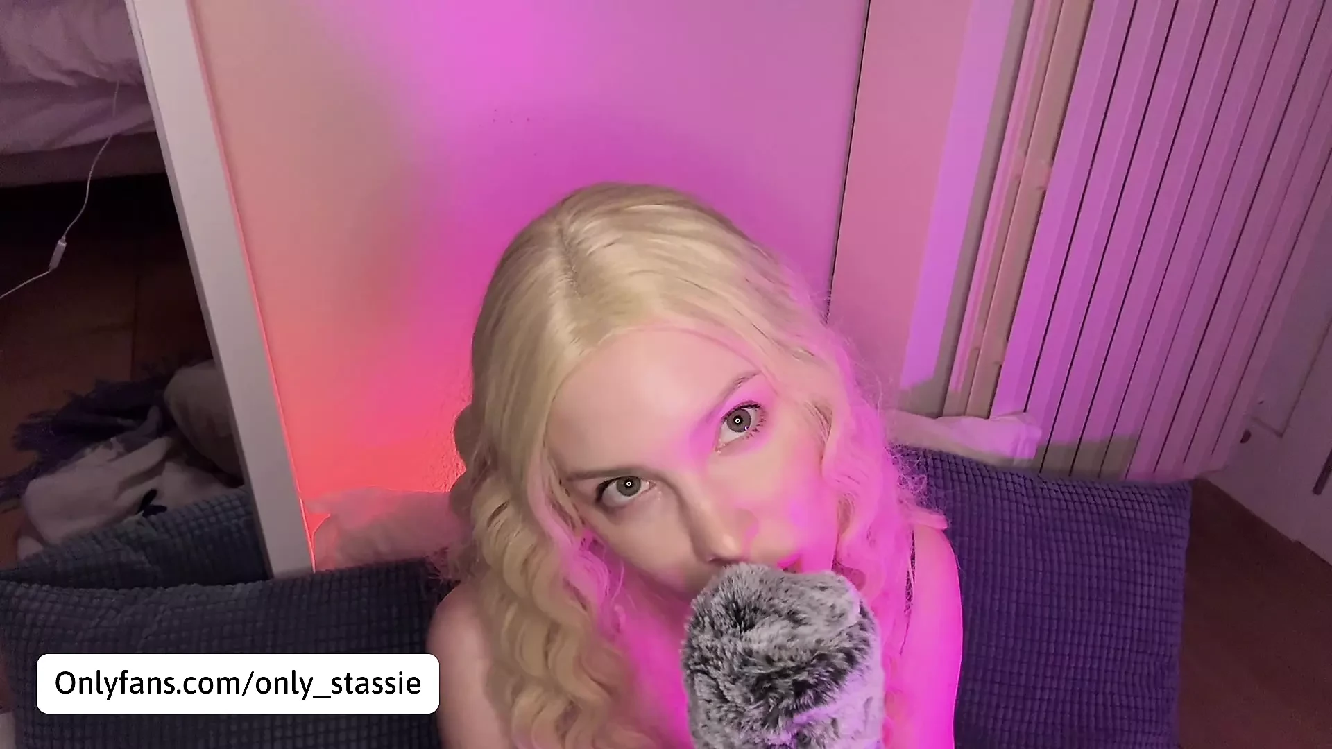 ASMR ΧΑΛΑΡΏΣΤΕ 🥰 Ένα χαριτωμένο ξανθό μικρόφωνο που αντλεί στα γόνατά της και σας κάνει να χύσετε. Stassie Reed