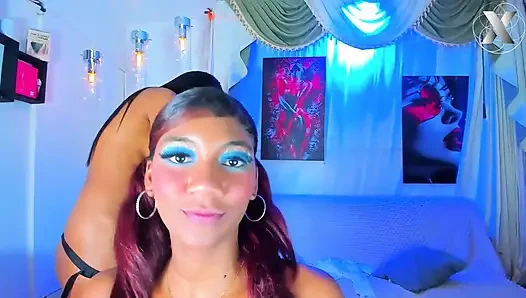 Двойное проникновение дилдо, две возбужденные лесбиянки делят одну длинную игрушку