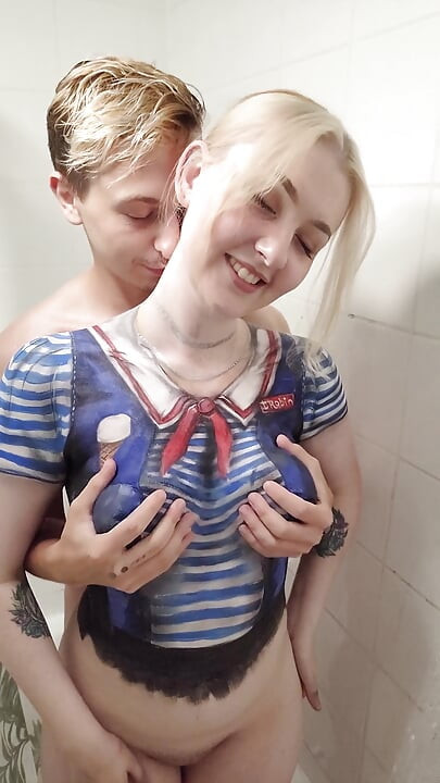 Cosplay Robin - eliminación de pintura corporal y follada en la ducha