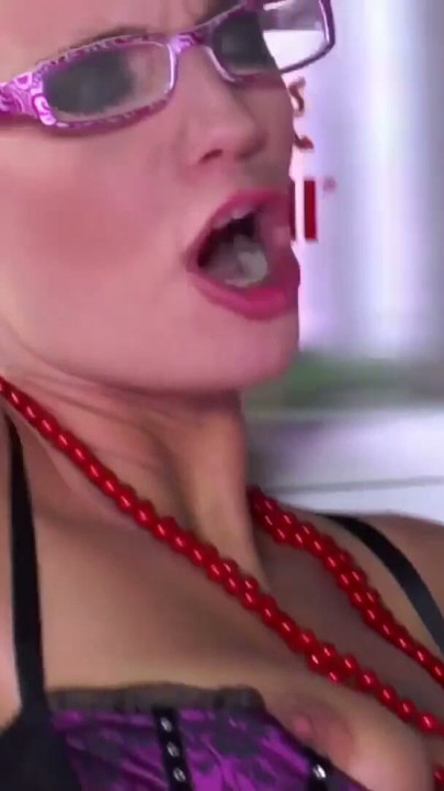 Sandy fickt einfach ueberall sogar in der Disco | Clip 2
