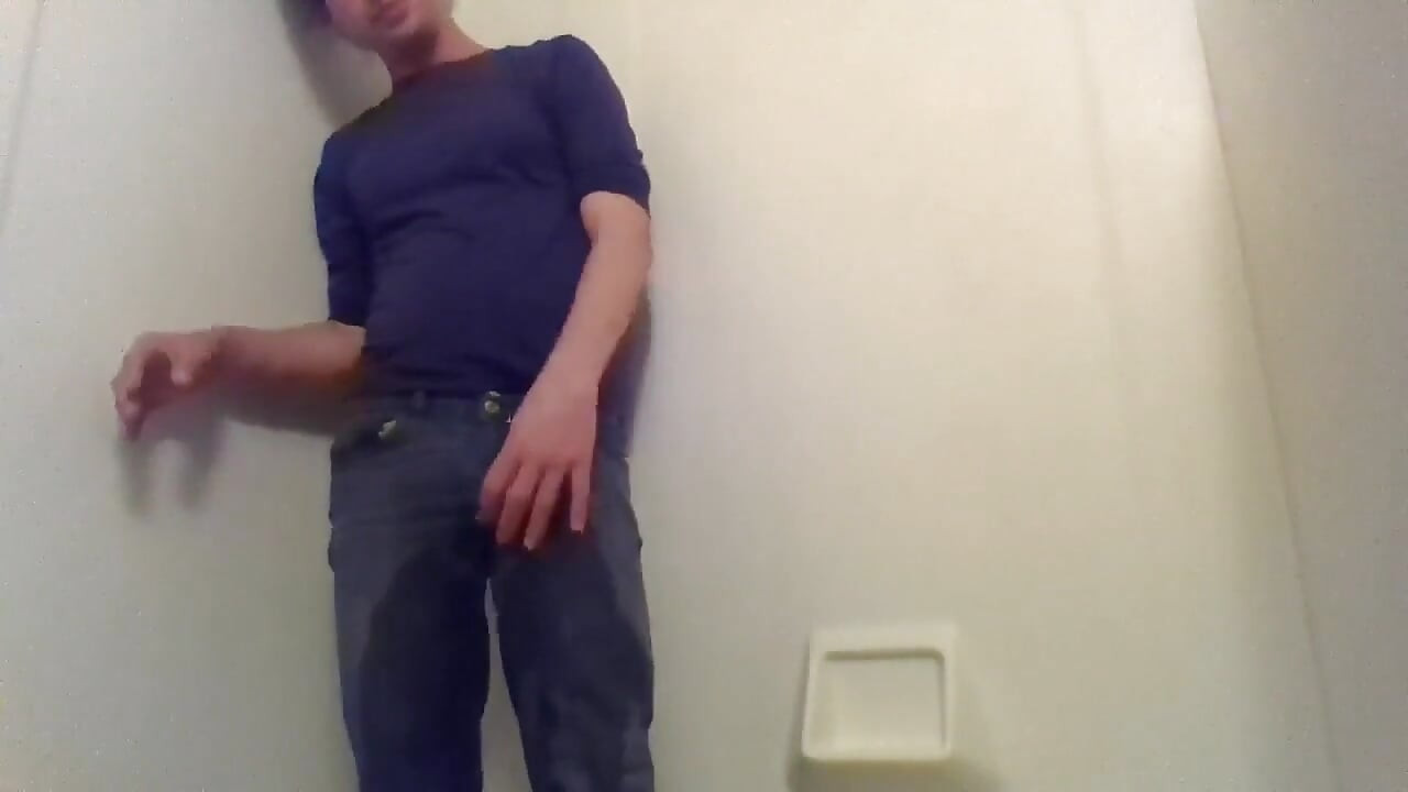 Fofa transgirl mijando jeans intencionalmente pela primeira vez totalmente vestida