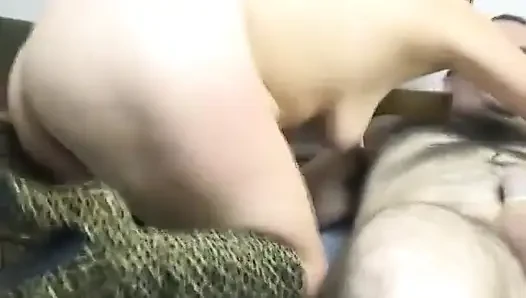 Cowok culur beruntung ngentot ibu rumah tangga imut yang lagi sange dengan toket kecil