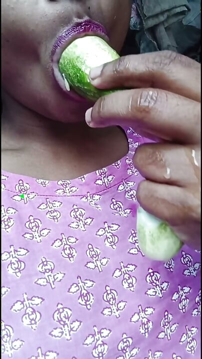 Salu didi ne pura kheera muh me le liya aur apni chut me pura khaara le liya