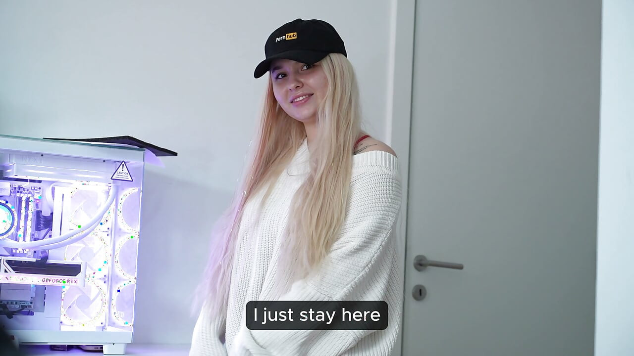 Am futut-o pe curierata sexy și am luat pachetul gratuit