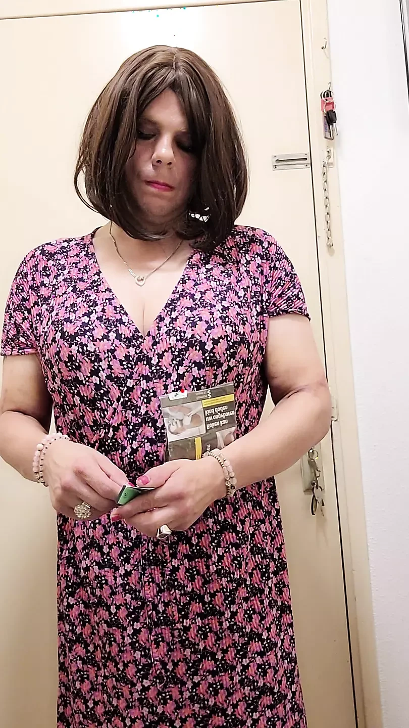 Crossdresser hút thuốc và trở nên mạnh bạo