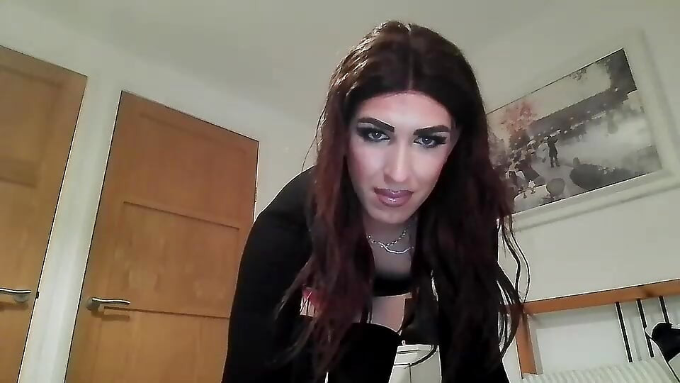 Sissy transvesthemd schluckt ihr sperma