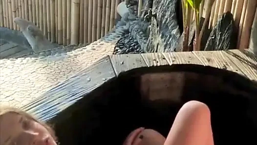 Veranda ngentot pasangan muda di luar ruangan